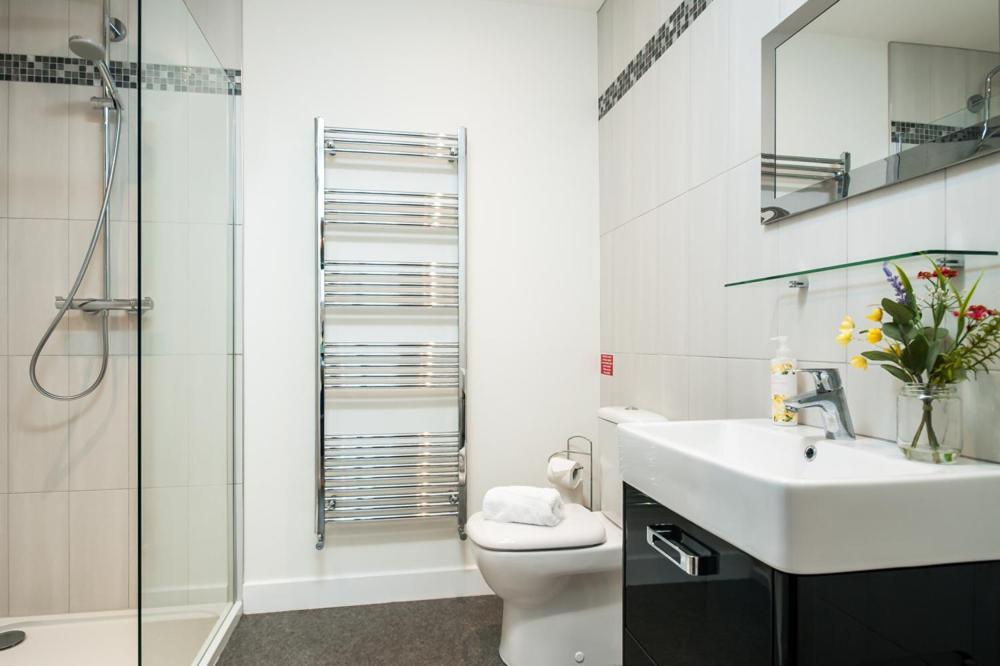 Solar Sanctuary- Skyline Balcony, City Centre, Three Floors, King Beds, Netflix And More! Бат Экстерьер фото
